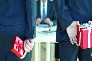 Chuyện quà tết và sự gương mẫu của cán bộ, đảng viên