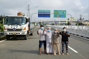 Người dân vui mừng khi chứng kiến  đường cao tốc Trung Lương - Mỹ Thuận thông xe. Ảnh: HOÀNG HÙNG