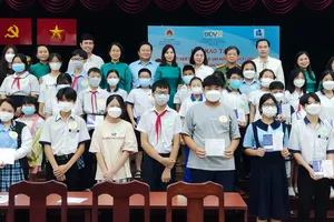 Tặng 620 triệu đồng cho trẻ em mồ côi  ​