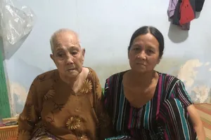 Mang bệnh nặng, vẫn chăm mẹ già