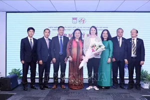 Tặng hoa chúc mừng Tổng Lãnh sự Pháp tại TPHCM, bà Emmanuelle Pavillon-Grosser nhân dịp kỷ niệm Quốc khánh Pháp. Ảnh: TTXVN