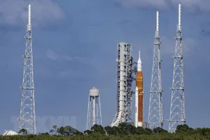 Tên lửa SLS, mang theo tàu thám hiểm Mặt Trăng thực hiện sứ mệnh Artemis I, được đặt vào bệ phóng tại Trung tâm Vũ trụ Kennedy, bang Florida, Mỹ. Ảnh: AFP/TTXVN