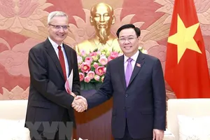 Chủ tịch Quốc hội Vương Đình Huệ tiếp Đại sứ Cộng hòa Pháp Nicolas Warnery