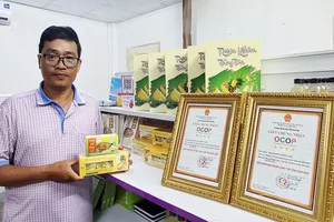 Chỉ trong 5 năm, “phù thủy khóm” Nguyễn Hoàng Chương đã tạo ra  9 sản phẩm OCOP 3-4 sao, trong đó 7 sản phẩm từ trái khóm. Ảnh: NGỌC OAI 