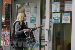 Người dân mua thuốc tại một hiệu thuốc ở New York, Mỹ. Ảnh: AFP/TTXVN