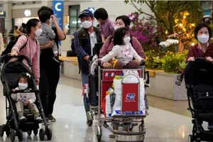 Hành khách đeo khẩu trang phòng ngừa COVID-19 tại Sân bay Quốc tế Incheon, Hàn Quốc. Ảnh: Reuters