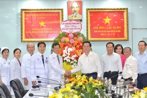 Trưởng Ban Tuyên giáo Trung ương thăm, chúc mừng các cơ sở y tế trên địa bàn TPHCM