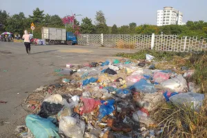 Bãi rác ô nhiễm tràn đường, ngập vỉa hè