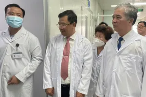 Phó Chỉ tịch UBND TPHCM Ngô Minh Châu (bìa phải) tham quan khoa Dược đạt tiêu chuẩn GMP-WHO 