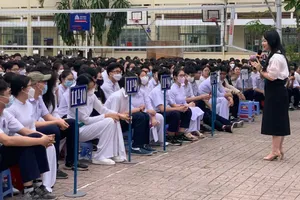 Học sinh Trường THPT Nguyễn Công Trứ lắng nghe chia sẻ tại buổi sinh hoạt sáng 9-5