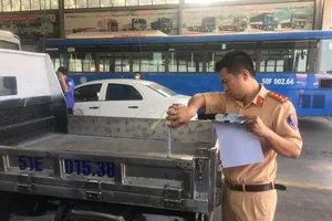 Lực lượng CSGT hỗ trợ việc kiểm tra đăng kiểm các phương tiện tại TPHCM