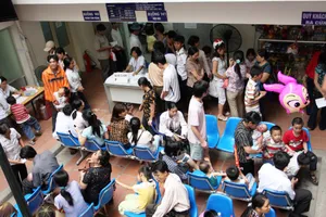Người bệnh tới khám bệnh tới Bệnh viện Nhi Trung ương thường phải chịu cảnh chen chúc, chờ đợi