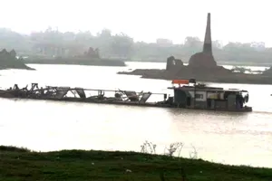 Tình trạng vét lòng sông, khai thác cát ở sông Đuống diễn ra khá rầm rộ