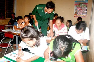 Những thầy giáo mang quân hàm xanh đang giúp trẻ nhỏ và người dân ở vùng sâu, vùng xa được mở mang kiến thức