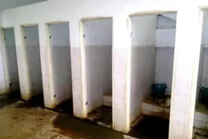 Nhà vệ sinh bệnh viện - nỗi ám ảnh với người bệnh