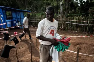 Nhân viên y tế khử trùng đồ đạc tại khu vực cách ly tại Muma, Cộng hòa Dân chủ Congo, sau khi phát hiện trường hợp nhiễm virus Ebola. Ảnh: TTXVN