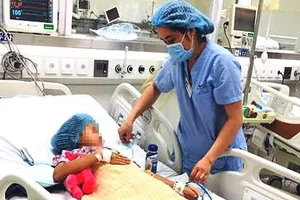 Các bác sĩ đang cứu chữa cho bé Ng.Th.M. bị ngộ độc do ăn thịt cóc
