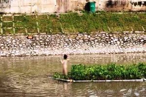 Xác định được cô gái khỏa thân nhảy múa giữa sông Tô Lịch