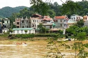 Bác sĩ giết vợ phi tang xác xuống sông, thi thể nghi trôi sang Trung Quốc