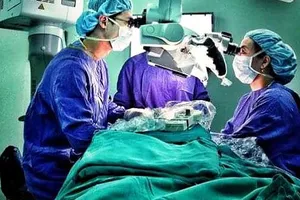 Phẫu thuật vi phẫu da đầu cho một bệnh nhân mất da đầu do tai nạn lao động