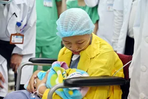 Nghẹn ngào giây phút người mẹ ung thư di căn ôm con trai bé bỏng!