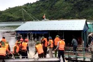 Cưỡng chế nuôi thủy sản trái phép, nhiều cán bộ bị ném bom xăng