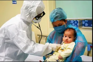 Bệnh nhi 3 tháng tuổi nhiễm COVID-19 đã khỏi bệnh, ra viện