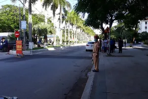 Đồ Sơn lập nhiều chốt kiểm soát sau khi một du học sinh dương tính virus SARS-CoV-2