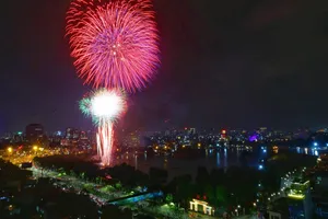 Hà Nội tĩnh lặng đón chào năm mới Tân Sửu 2021