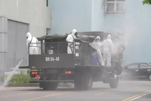 Lực lượng chức năng phun hóa chất khử trùng, tiêu độc Bệnh viện K cơ sở Tân Triều