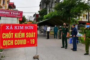 Hà Nội phát hiện 5 ca dương tính mới là người bán hàng và tiếp xúc trên sân bóng đá