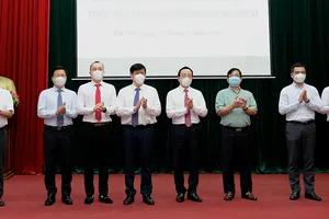 Bộ Y tế tiếp nhận 125 tỷ đồng, 1 triệu USD và 1 triệu liều vaccine Covid-19