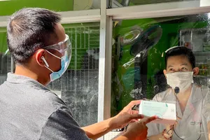 Người dân mua kit test Covid-19 tại một nhà thuốc  ở quận 3, TPHCM. Ảnh: HOÀNG HÙNG