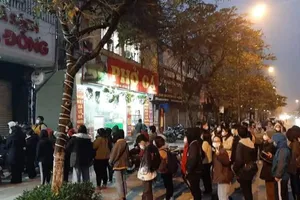 Hàng ngàn bạn trẻ xếp hàng suốt đêm để “săn”… sách