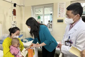 Phó Chủ tịch nước thăm hỏi, tặng quà cho bệnh nhi ung thư