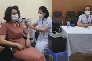 Bắt đầu chiến dịch tiêm vaccine Covid-19 mũi 3 và 4 bảo vệ cán bộ, công chức, người lao động