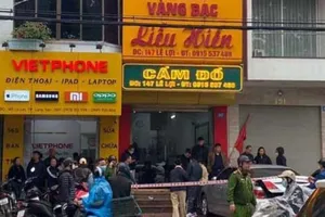 Lực lượng chức năng phong tỏa hiện trường vụ cướp tiệm vàng