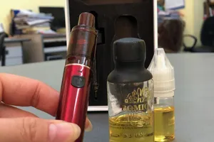 Uống nhầm dung dịch trong thuốc lá điện tử, bé 5 tuổi hôn mê vì ngộ độc ma túy 