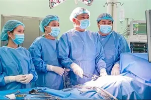 Cứu sống bé gái bị xoắn bao tử 180 độ hiếm gặp