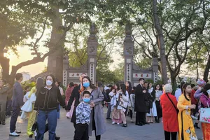 Người dân thủ đô tấp nập du xuân chiều mùng 1 Tết Ất Tỵ