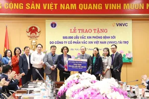 VNVC trao tặng Bộ Y tế 500.000 liều vaccine phòng sởi 