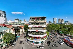 Vì sao tòa nhà “Hàm cá mập” bên hồ Gươm vẫn chưa thể phá dỡ?