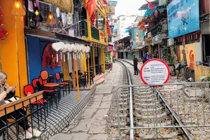 Phố "cà phê đường tàu" vắng du khách