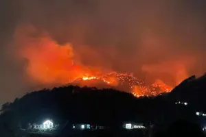 Quảng Ninh: Cháy rừng dữ dội, hàng chục hecta bị thiêu rụi, đe dọa khu dân cư