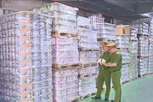 Cơ quan công an kiểm tra kho sữa giả tại Hà Nội