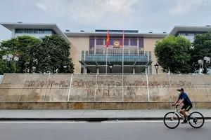 Dòng chữ trên tấm biển Đảng ủy, HĐND, UBND quận Đống Đa đã bị bóc gỡ để chuẩn bị kết thúc hoạt động của chính quyền cấp quận, huyện