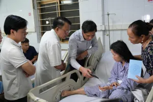 Vụ lật tàu trên vịnh Hạ Long (tỉnh Quảng Ninh): Sức khỏe 10 nạn nhân ổn định, tinh thần dần phục hồi