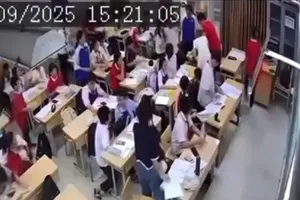 Nam sinh lớp 7 túm tóc, xô ngã cô giáo vì bị thu đồ chơi