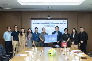 Lãnh đạo Tập đoàn FPT trao tài trợ triển khai dự án máy khử rung tim tự động hỗ trợ cộng đồng cho Bệnh viện ĐH Y Hà Nội