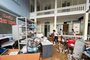 Lũ bất ngờ tràn vào Bệnh viện Đa khoa Vân Hồ: Di dời khẩn cấp hơn 200 bệnh nhân 